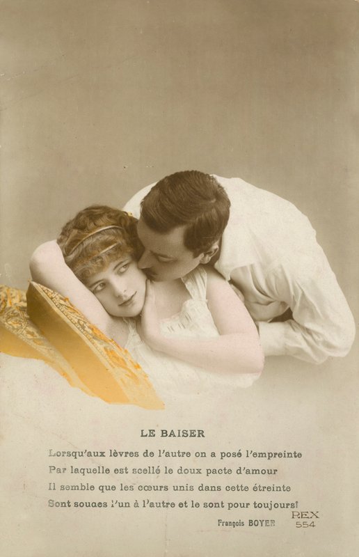 Man kysser blyg tjej på kinden av French Photographer