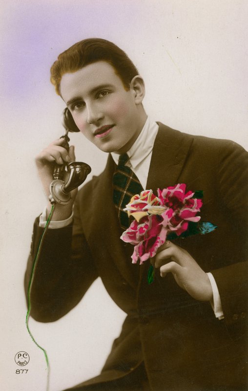 Man i telefon som håller blommor av French Photographer