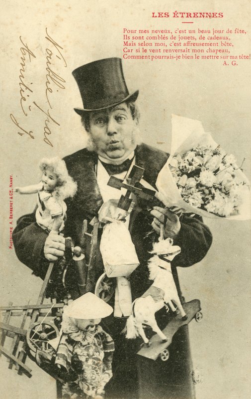 Man, tyngd av barns presenter av French Photographer