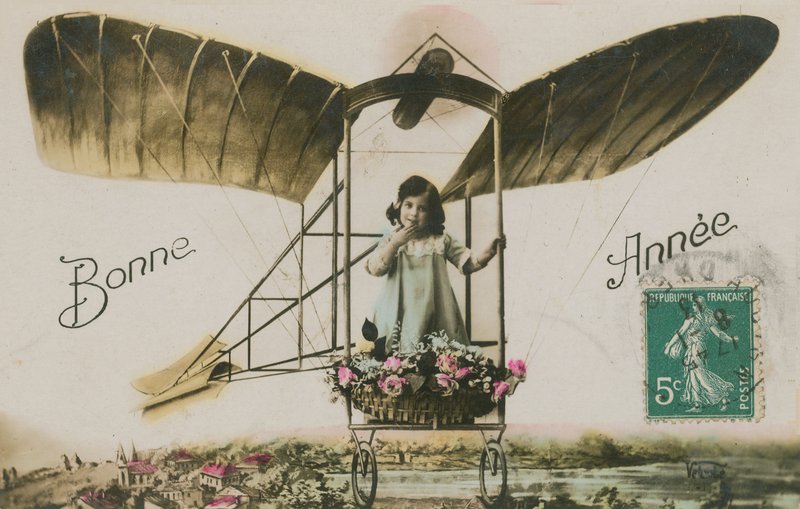 Nyårshälsningskort av en flicka i ett flygplan, 1913 (handfärgat foto) av French Photographer