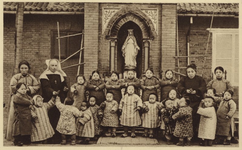 Föräldralösa barn poserar utanför sitt barnhem i Kina av French Photographer