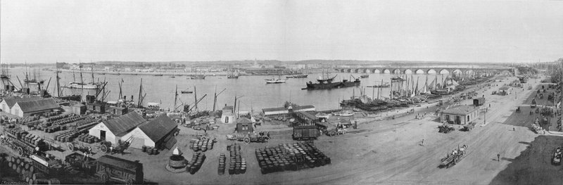 Panorama över Rade och Pont de Bordeaux, vy från tullen (s/v foto) av French Photographer