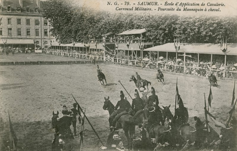 Parad på kavalleriskolan i Saumur. Vykort skickat 1913. av French Photographer