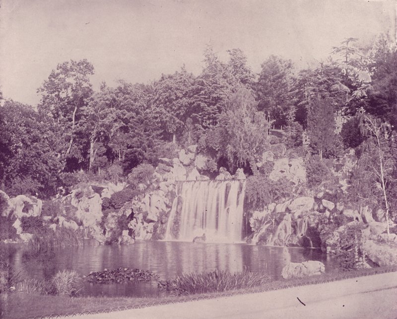 Paris: Grand Cascade i Bois de Boulogne (s/v foto) av French Photographer