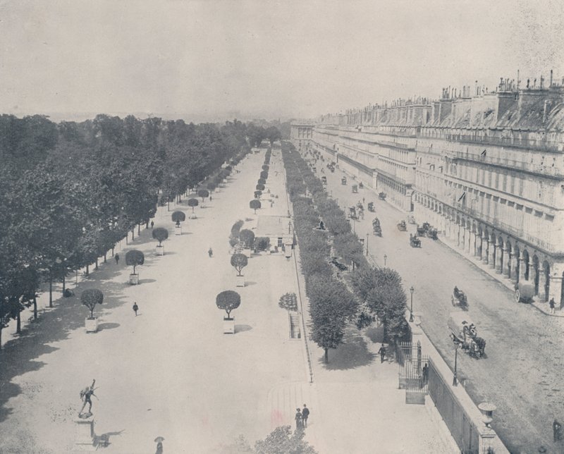Paris: Rue de Rivoli och terrassen i Tuilerierna (s/v foto) av French Photographer