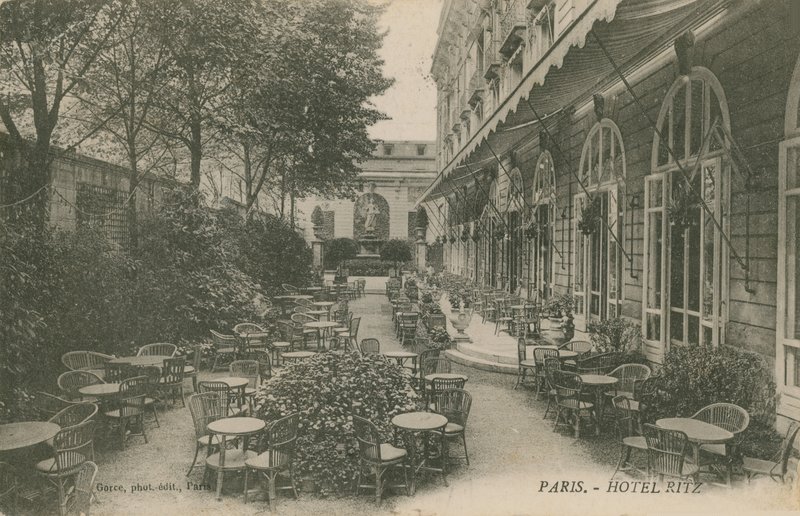 Uteplats på Hotel Ritz, Paris. Vykort skickat 1913. av French Photographer