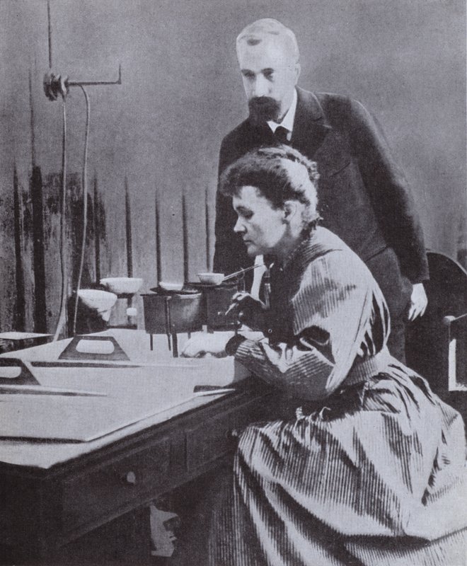 Pierre och Marie Curie, upptäckare av Radium, i deras laboratorium vid Paris universitet, 1898 av French Photographer