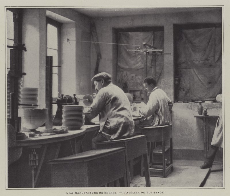 Polerverkstad på Sevres porslinsfabrik, Frankrike (s/v foto) av French Photographer