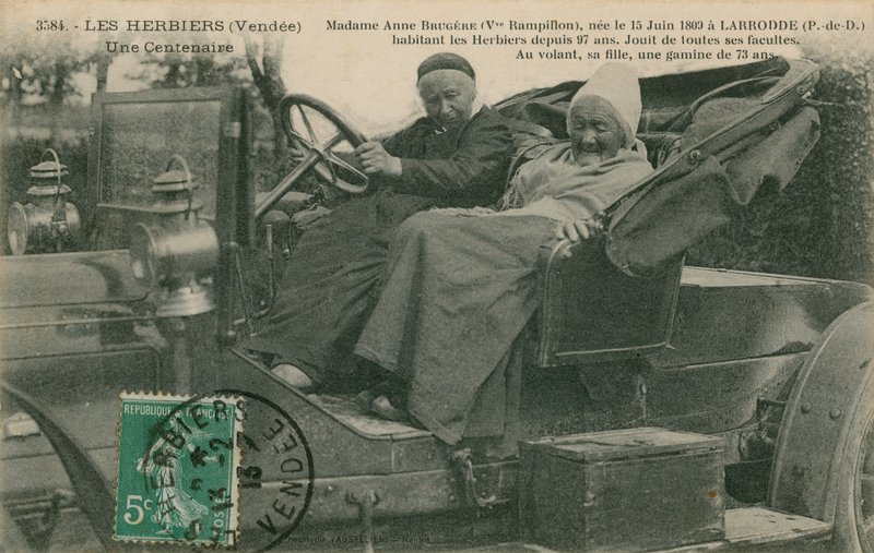 Vykort av Madame Anne Brugere i en bil med sin dotter på 73 år, Les Herbiers, skickat 1913 av French Photographer