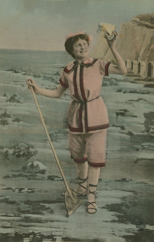 Vykort av en kvinna som håller ett fiskenät och skal, skickat 1913 (handfärgat fotografi) av French Photographer