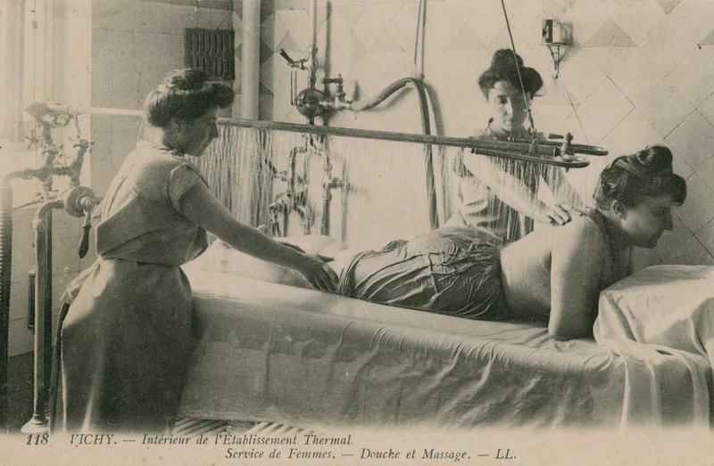 Vykort av en kvinna som tar emot en dusch och massage vid termalbaden i Vichy, skickat 1913 av French Photographer