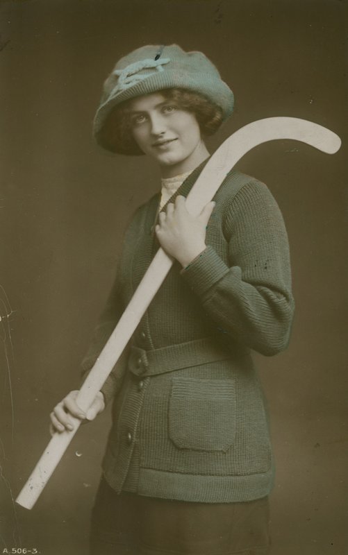 Vykort av en ung kvinna som bär en hockeyklubba över axeln, skickat 1913 av French Photographer
