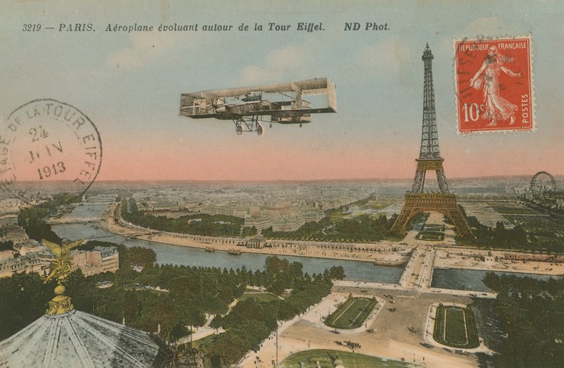 Vykort av ett flygplan som cirkulerar runt Eiffeltornet, skickat 1913 (handfärgat foto) av French Photographer