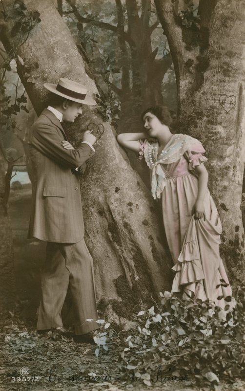 Vykort av älskare som ristade ett hjärta på ett träd, skickat 1913 (handfärgat foto) av French Photographer