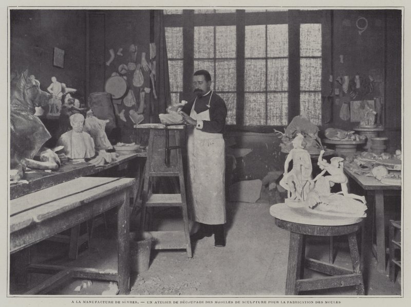 Förbereder formar i en verkstad på Sevres porslinsfabrik, Frankrike (s/v foto) av French Photographer