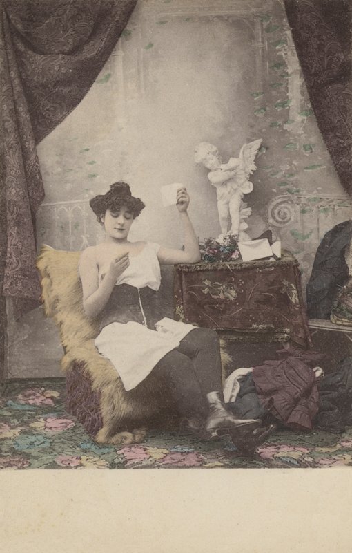 Söt halvklädd tjej, läser brev av French Photographer