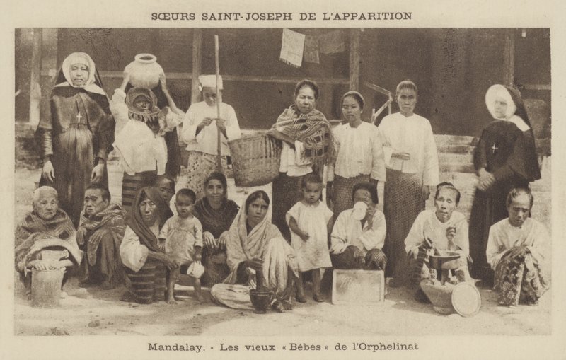 Invånare i ett barnhem som drivs av Sisters of St Joseph, Mandalay, Burma (s/v foto) av French Photographer