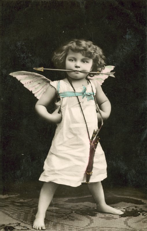 Liten pojke, utklädd till Amor, med en pil i munnen av French Photographer