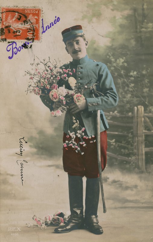 Soldat som bär ett knippe blommor, nyårsvykort, 1913 av French Photographer