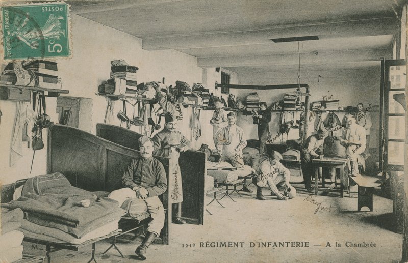 Soldater från franska 121:a infanteriregementet i deras baracker. Vykort skickat 1913. av French Photographer