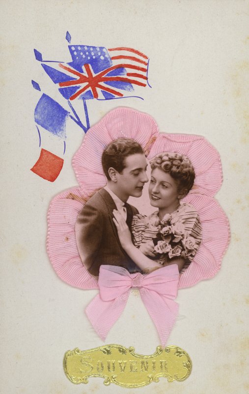 Souvenirkort som visar franska, engelska och amerikanska flaggor av French Photographer