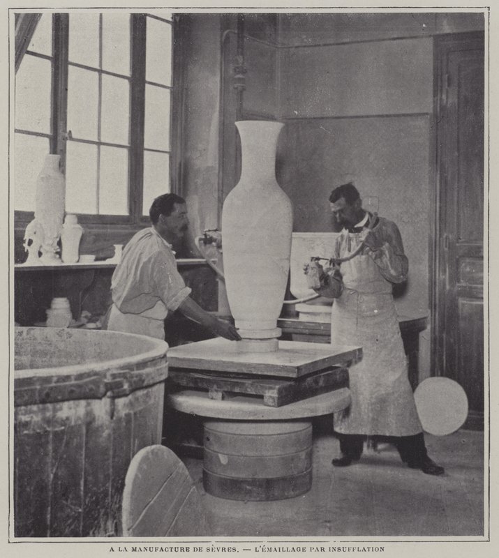 Sprayemaljering av en vas på Sevres porslinsfabrik, Frankrike (s/v foto) av French Photographer