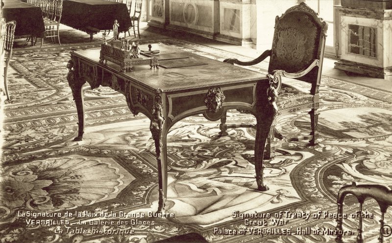 Bord i Spegelsalen vid slottet i Versailles där Versaillesfördraget undertecknades (s/v foto) av French Photographer