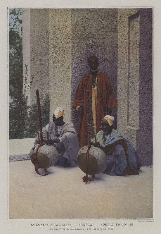 Juveleraren Gallo-Thiam och cora-spelare i Senegal- och Franska Sudan-delen av Exposition Universelle 1900, Paris (färgfoto) av French Photographer