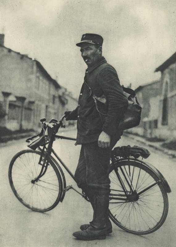 Den här franska brevbäraren tycker att hans cykel är väldigt användbar av French Photographer
