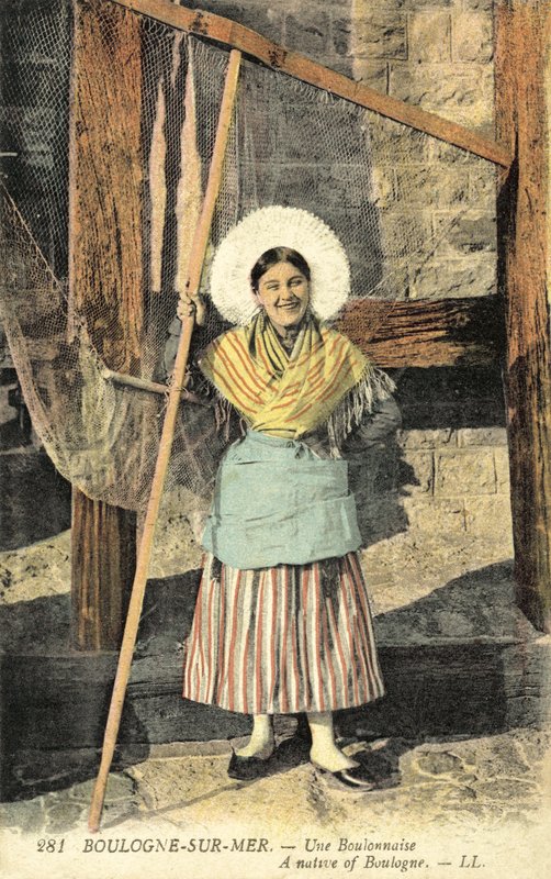 Traditionell klänning av Boulougne (färgfoto) av French Photographer