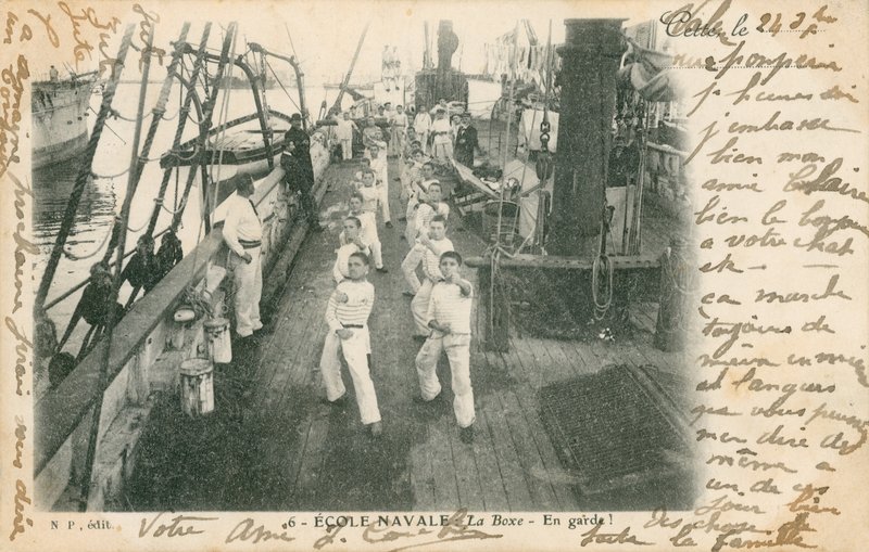 Sjömanspraktik på en fransk sjöfartsskola har en boxningslektion på däck. Vykort skickat 1913. av French Photographer