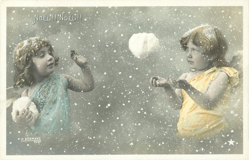 Två tjejänglar som kastar snöbollar på varandra av French Photographer