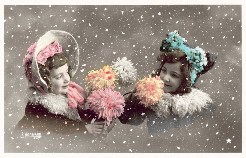 Två flickor som håller blommor, i snön (färgfoto) av French Photographer