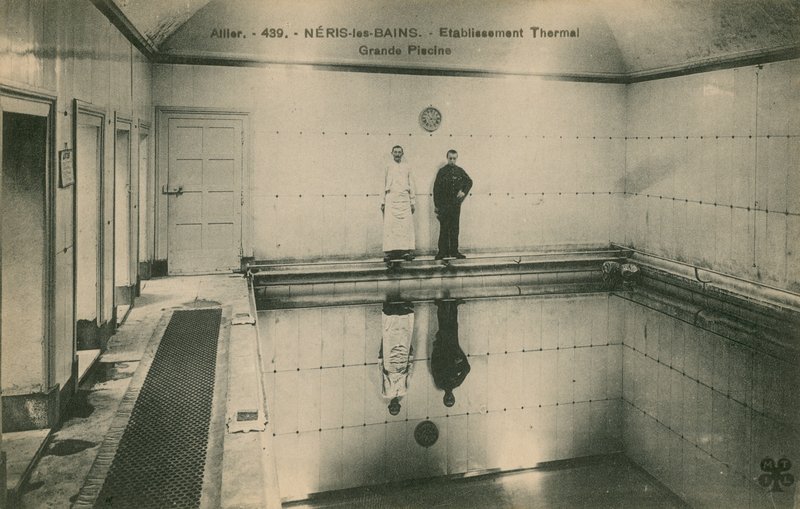 Två män som står i termalbaden vid Neris les Bains i Frankrike. Vykort skickat 1913. av French Photographer