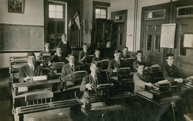 Klass i maskinskrivning. Vykort skickat 1913. av French Photographer