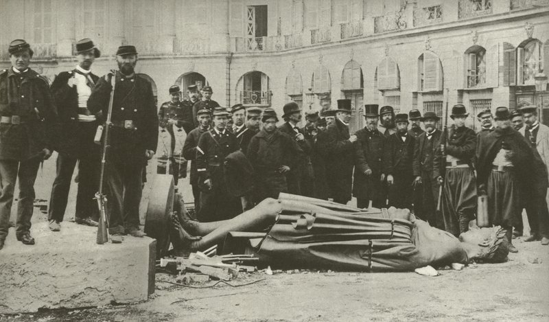 Vendome Column, efter att den drogs ner den 16 maj 1871 (s/v foto) av French Photographer