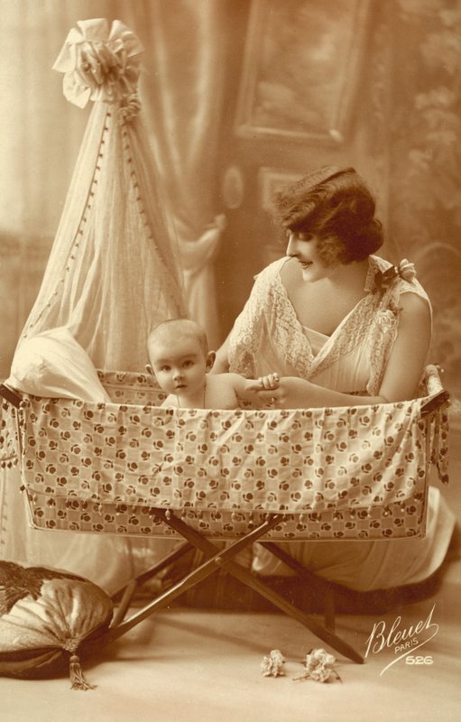 Kvinna med en baby i en vagga av French Photographer