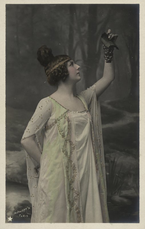 Kvinna med druvor av French Photographer