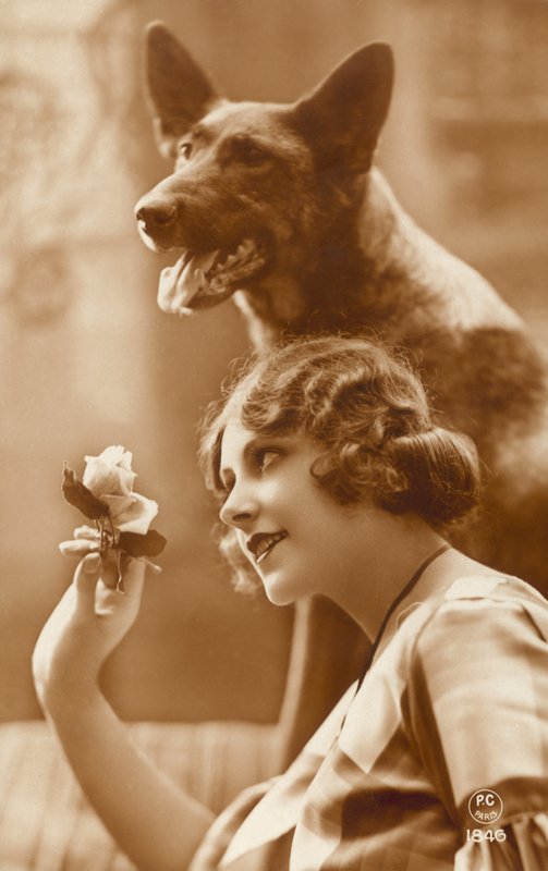 Kvinna med sin hund av French Photographer