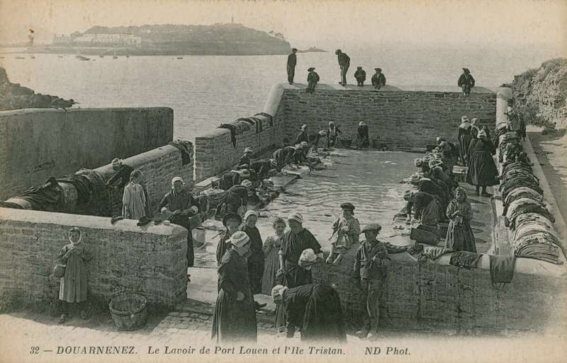 Kvinnor tvättar tvätt i hamnen i Louen. Vykort skickat 1913. av French Photographer