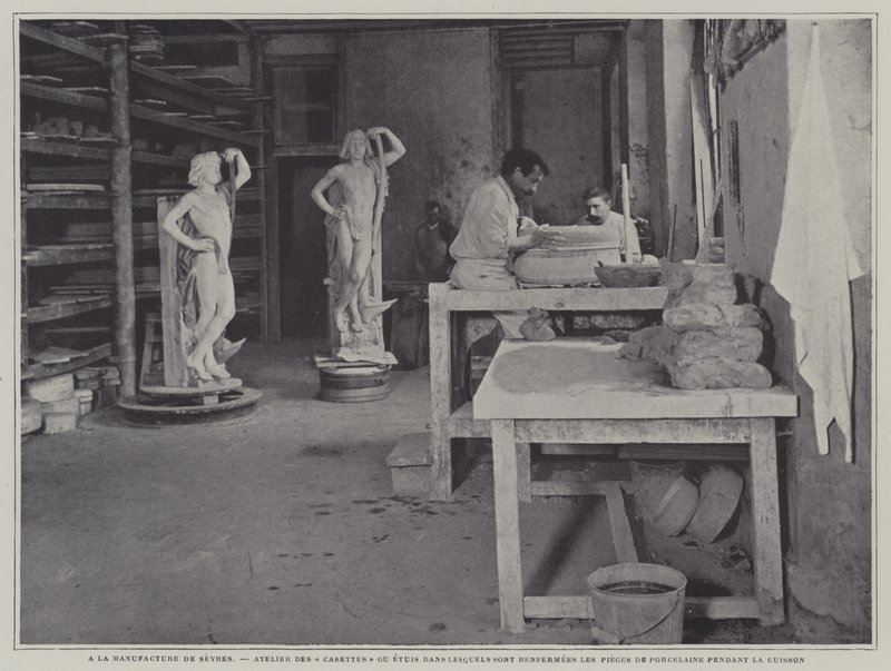 Workshop för att tillverka behållare för porslinsbitar som ska inrymmas under bränning på Sevres porslinsfabrik, Frankrike (s/v foto) av French Photographer
