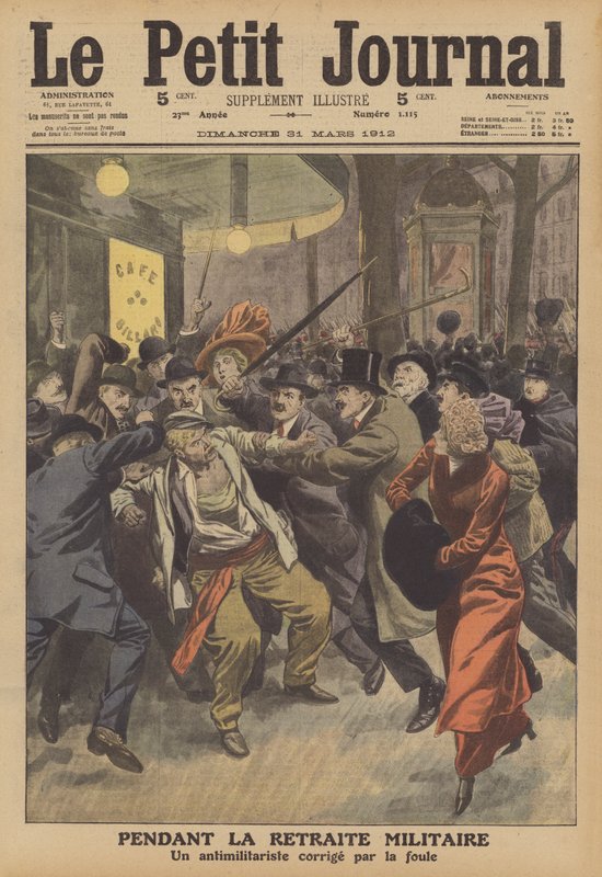 En fransk antimilitarist attackerad av en folkmassa vid en militärparad (färg litho) av French School