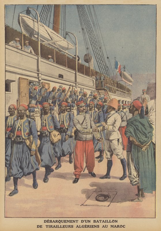 En bataljon algeriska tiraillörer går i land från ett fartyg i Casablanca, Marocko (färg litho) av French School