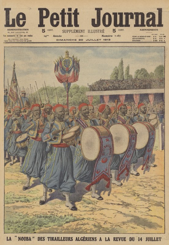 Band of the Algerian Tirailleurs som marscherar i militärparaden på Bastilledagen i Paris (färg litho) av French School