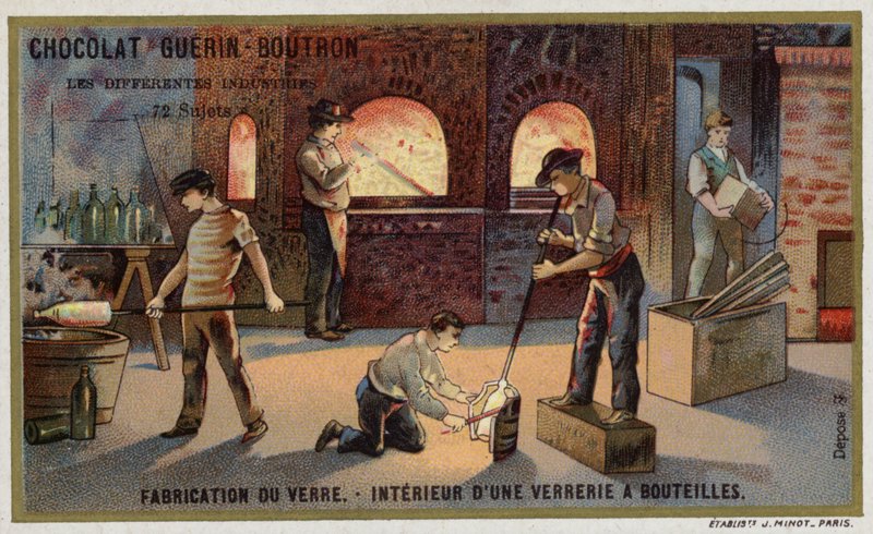 Glastillverkning. Interiör av en flasktillverkningsanläggning (chromolitho) av French School
