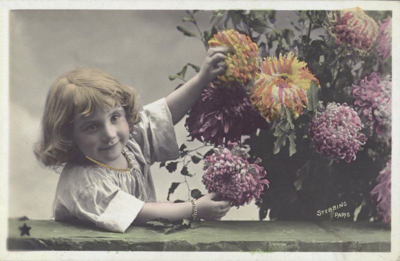 Liten flicka med blommor (färgfoto) av French School