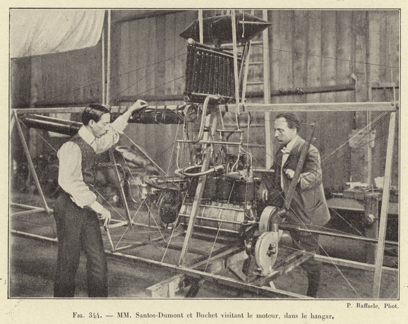 MM Santos-Dumont och Buchet besöker motorn, i hangaren (gravyr) av French School
