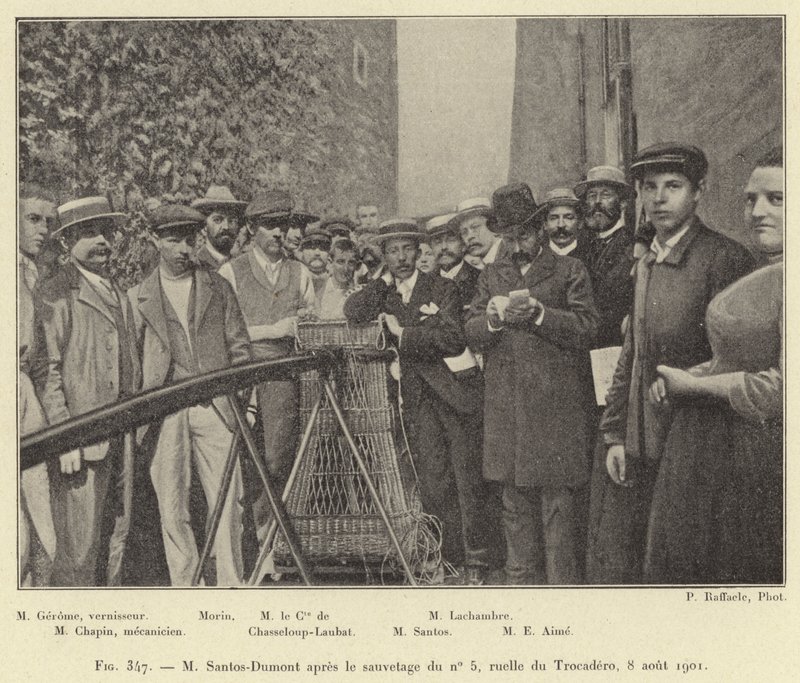 M Santos-Dumont efter räddningen av nr 5, Ruelle du Trocadero, 8 augusti 1901 (gravyr) av French School