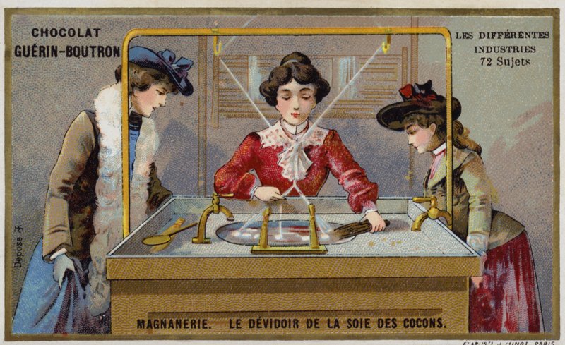 Silkestillverkning. Spinna fibrerna på en rulle (chromolitho) av French School