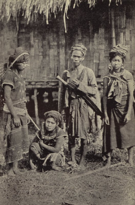 Burma: En Kachin man med den karakteristiska dah och tre kvinnor (s/v foto) av Georges Bertin Scott